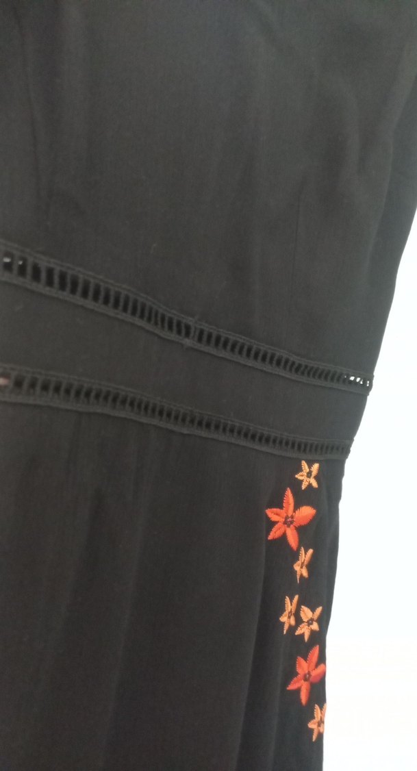 Nakışlı Siyah Midi V Yaka Kolsuz Elbise - Görsel 4