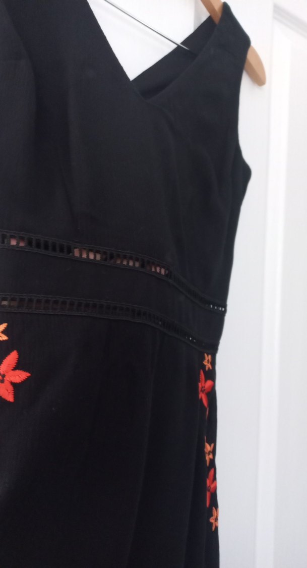 Nakışlı Siyah Midi V Yaka Kolsuz Elbise - Görsel 5