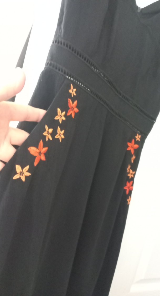 Nakışlı Siyah Midi V Yaka Kolsuz Elbise - Görsel 2