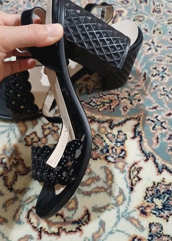 Diğer Siyah Nakışlı Tokalı Topuklu Kadın Ayakkabı