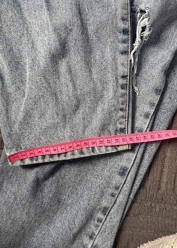 Gri Yırtık Detaylı Bol Kesim Kadın Jean - Görsel 3