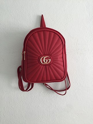 Kırmızı sırt çantası 