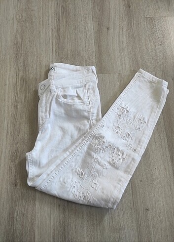 Beyaz dar paça işlemeli pantolon 