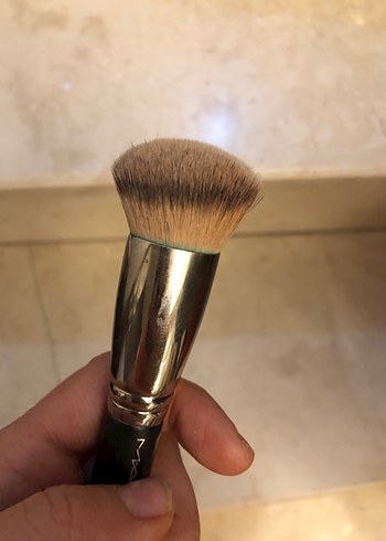 MAC Koyu Bej Makyaj Fırçası - Görsel 4