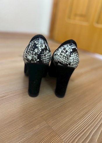 37 Beden Yılan Desenli Siyah-Beyaz Stiletto