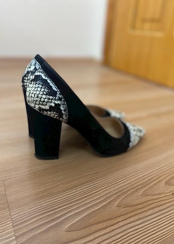 Diğer Yılan Desenli Siyah-Beyaz Stiletto
