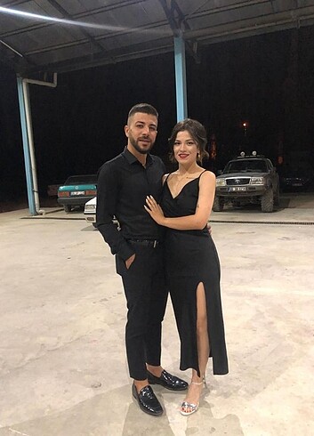 Siyah yırtmaçlı gece elbisesi