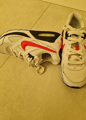 Nike nike air max ivo kırmızı 35.5 erkek çocuk ayakkabı 
