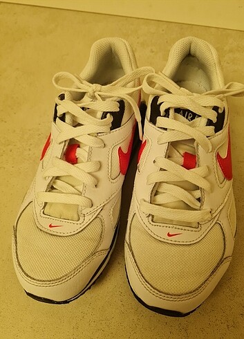35 Beden nike air max ivo kırmızı 35.5 erkek çocuk ayakkabı 