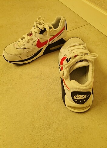 35 Beden beyaz Renk nike air max ivo kırmızı 35.5 erkek çocuk ayakkabı 