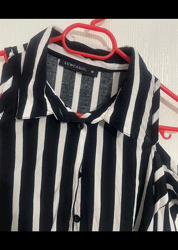 Siyah Beyaz Çizgili Omuz Detaylı Gömlek - Görsel 4