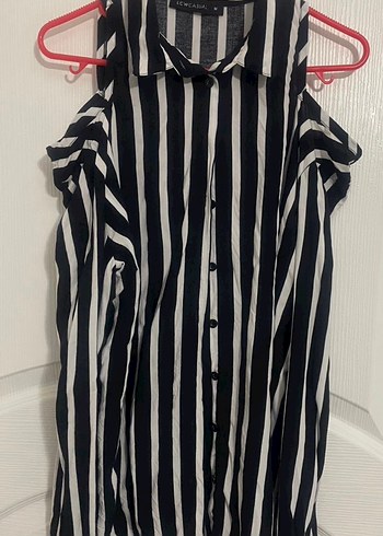 Siyah Beyaz Çizgili Omuz Detaylı Gömlek - Görsel 2