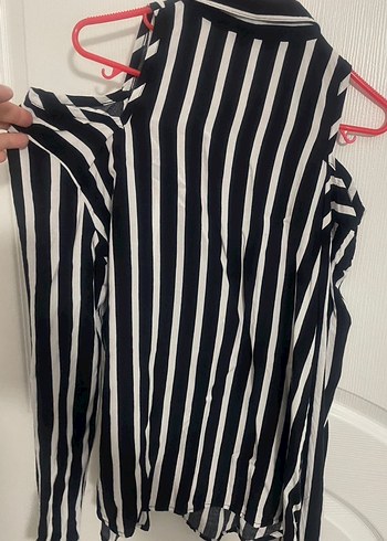 Siyah Beyaz Çizgili Omuz Detaylı Gömlek - Görsel 5