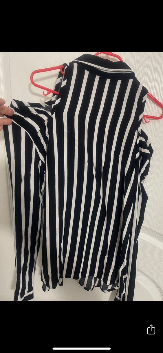 Siyah Beyaz Çizgili Omuz Detaylı Gömlek - Görsel 5