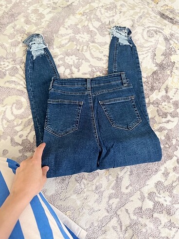 Diğer Paçası yırtık jean