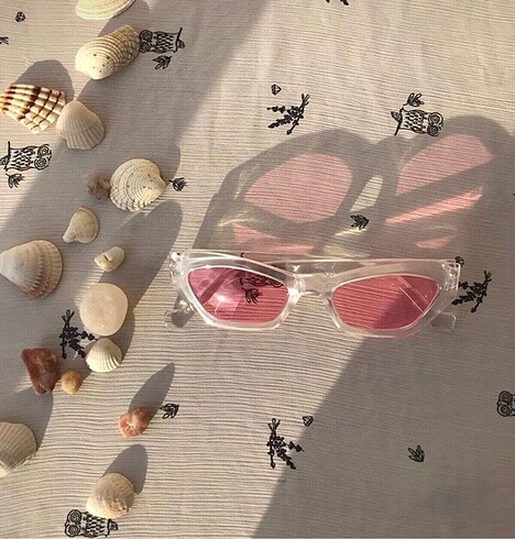 Pembe güneş gözlüğü