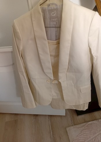 Düğmeli Beyaz Kolsuz Kadın Blazer