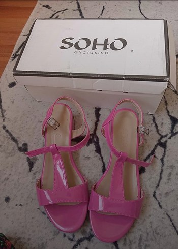 Zara Parlak Pembe Tokalı Kadın Topuklu Sandalet