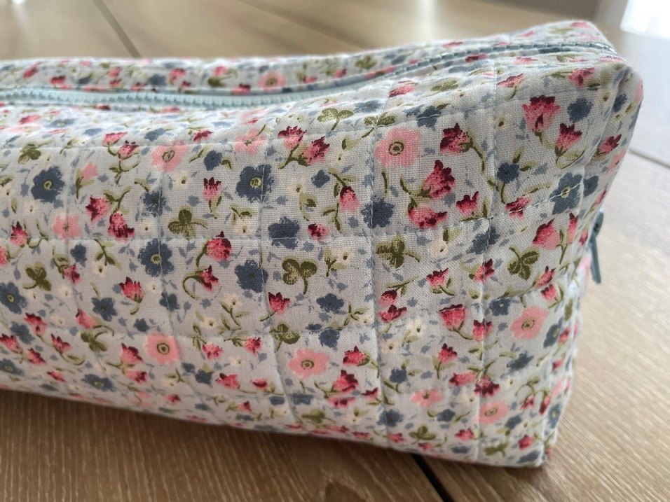 Çiçek Desenli Fermuarlı Kadın Saç Bakım Çantası - Görsel 4