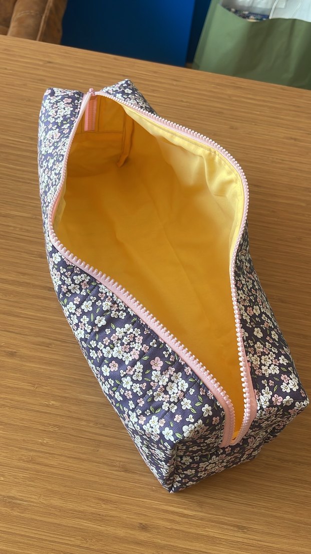 Mor Çiçek Desenli Fermuarlı Saç Bakım Aletleri Çantası - Görsel 3