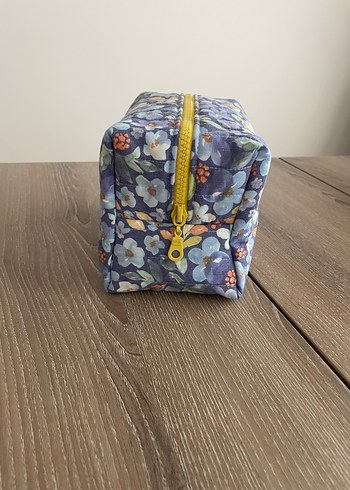 Mavi Çiçekli Fermuarlı Kadın Makyaj Çantası - Görsel 3