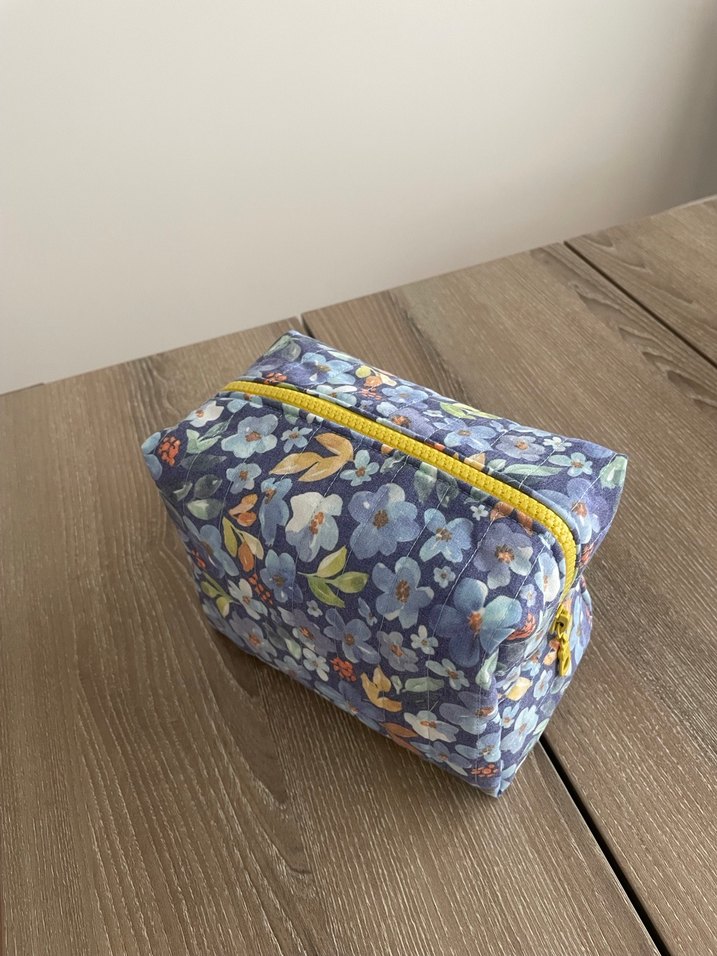 Mavi Çiçekli Fermuarlı Kadın Makyaj Çantası - Görsel 2