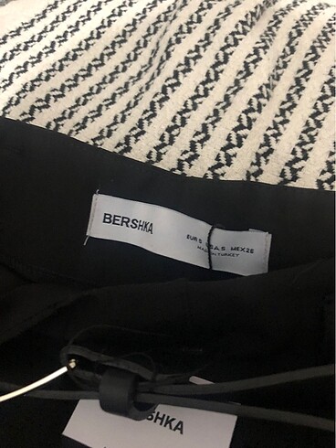 Bershka Bershka yırtmaçlı kemerli etek