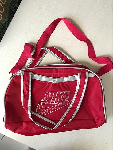 Nike kırmızı spor çanta