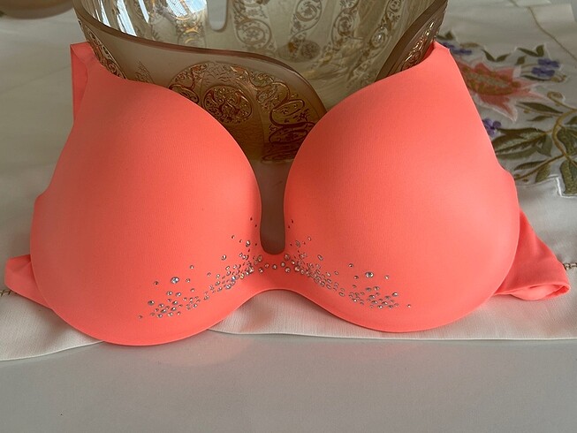 La senza sütyen kırmızı ve somon rengi