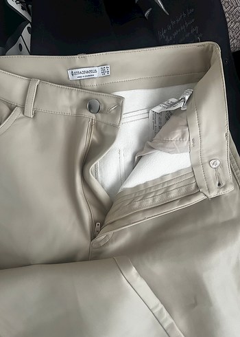 Stradivarius Kadın deri Beyaz Düğmeli Rahat Kesim Kumaş Pantolon