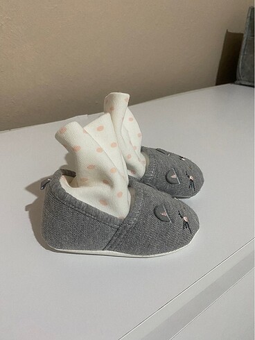Bebek ev ayakkabısı çoraplı