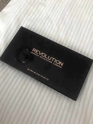 Revolution krem allık paleti