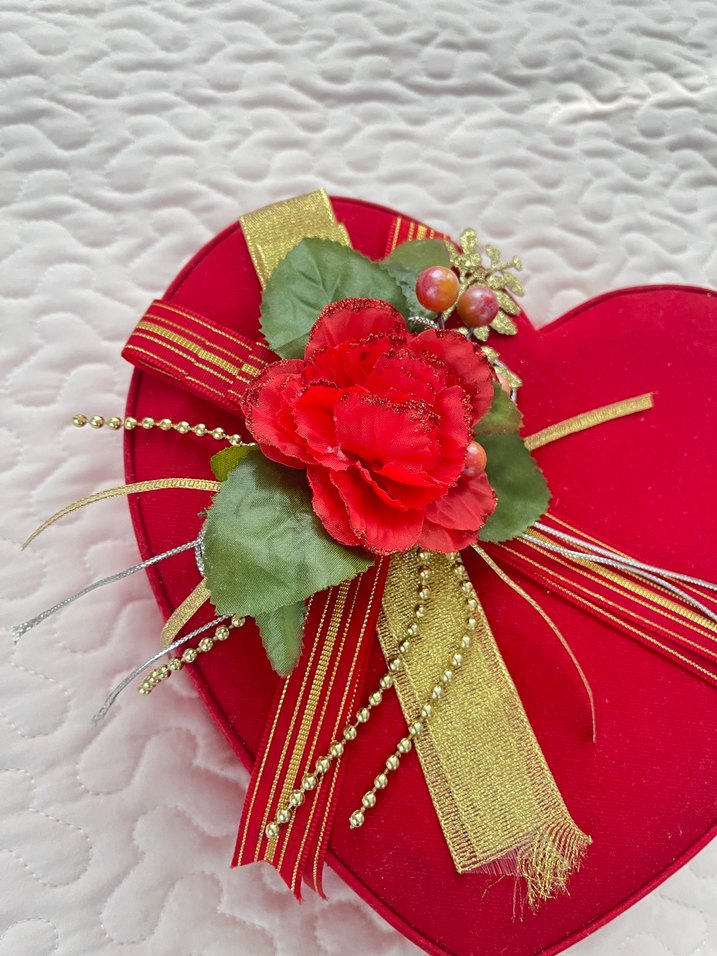 Klasik Kırmızı Çiçekli Kurdele Hediye Kutusu - Görsel 2