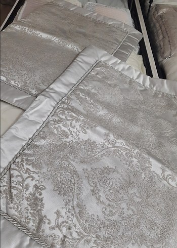 Gri İşlemeli Beyaz Yatak Örtüsü - Görsel 3