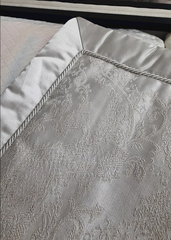 Gri İşlemeli Beyaz Yatak Örtüsü - Görsel 2