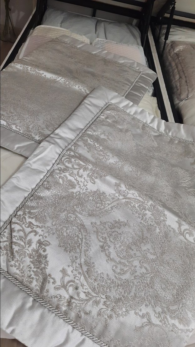 Gri İşlemeli Beyaz Yatak Örtüsü - Görsel 3