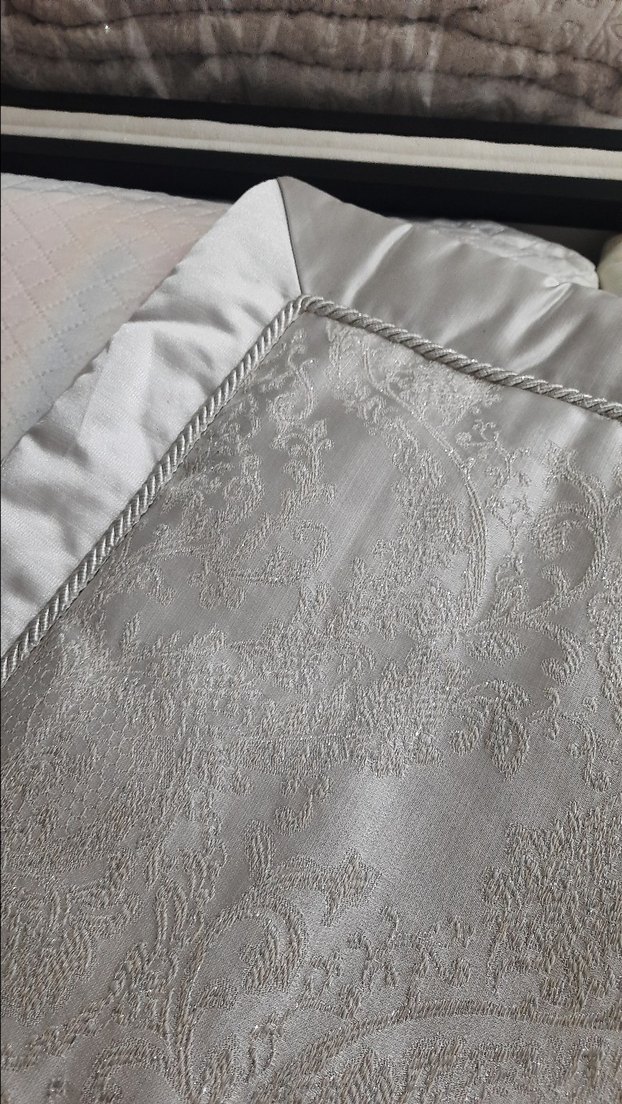 Gri İşlemeli Beyaz Yatak Örtüsü - Görsel 2