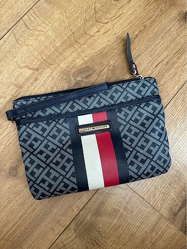 tommy hilfiger clutch