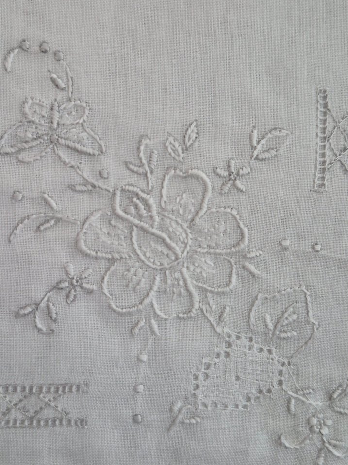 El Nakışlı Beyaz ipek kullanılmamış mendil - Görsel 3