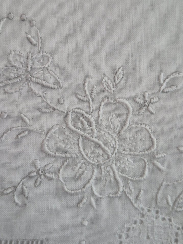 El Nakışlı Beyaz ipek kullanılmamış mendil - Görsel 2