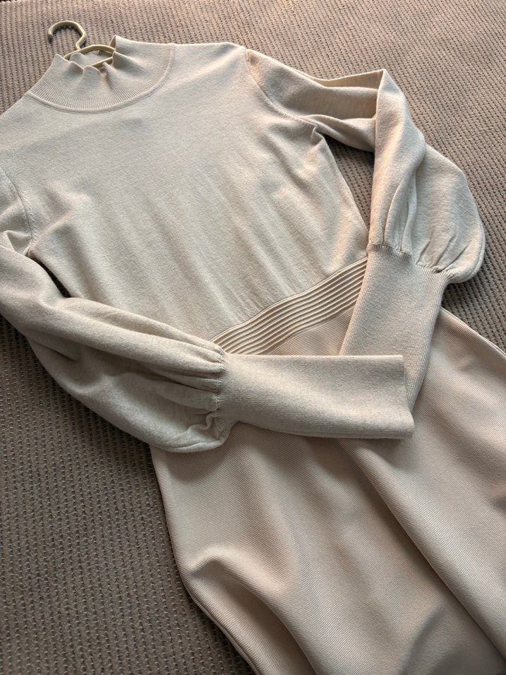 Bej Yüksek Yakalı Pilili Midi Triko Elbise - Görsel 5