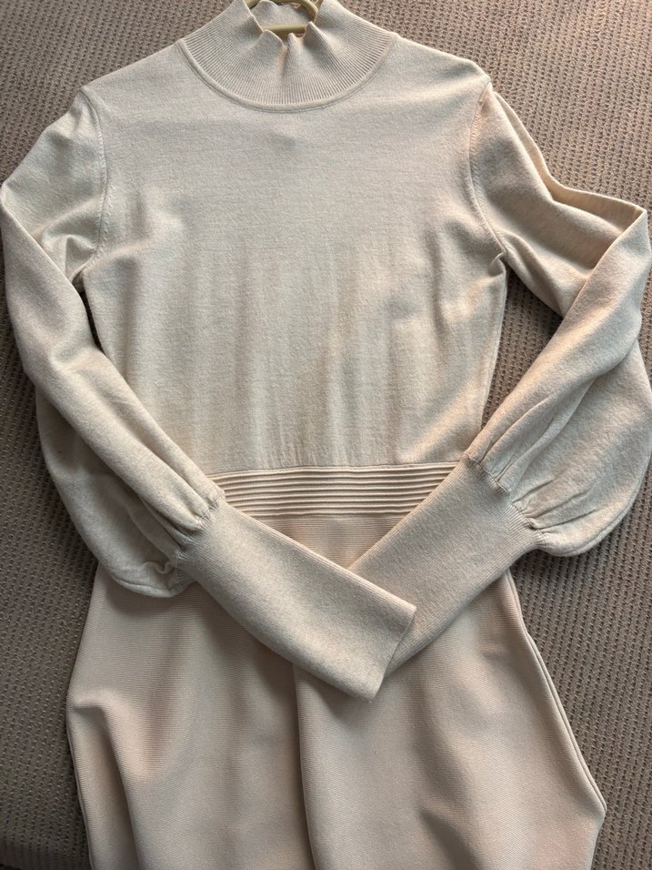 Bej Yüksek Yakalı Pilili Midi Triko Elbise - Görsel 4