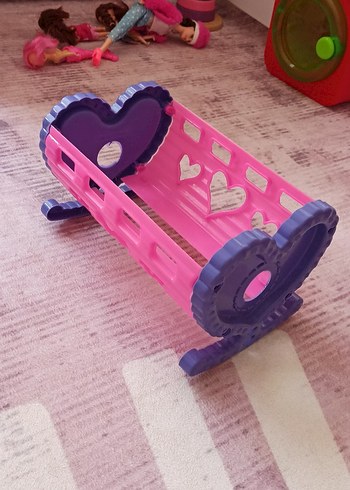 Kalpli Desenli Pembe Oyuncak Bebek Beşiği