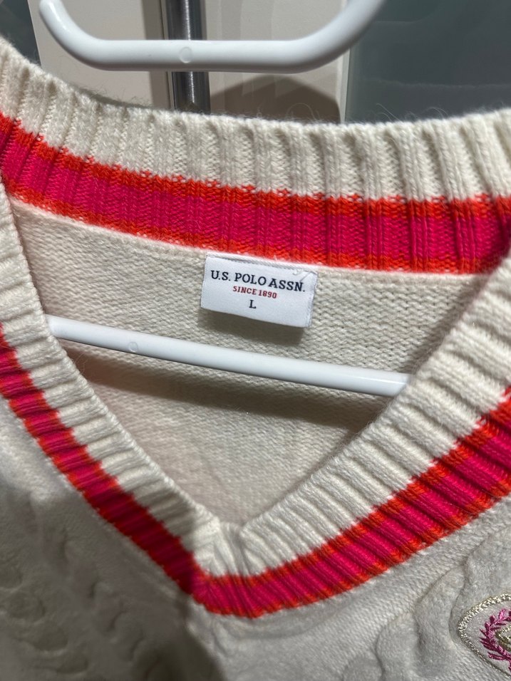 Beyaz Nakışlı V Yakalı Örgü Kadın Kazak - Görsel 3