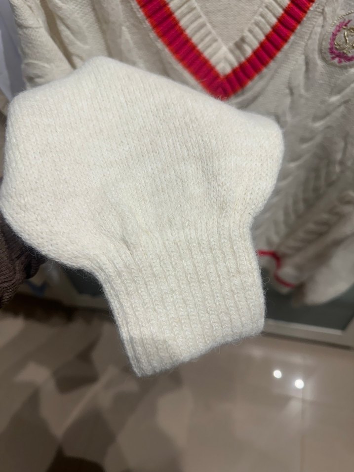 Beyaz Nakışlı V Yakalı Örgü Kadın Kazak - Görsel 4