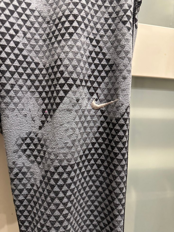 Nike Siyah Gri Geometrik Desenli Spor Tayt — görsel 2/4