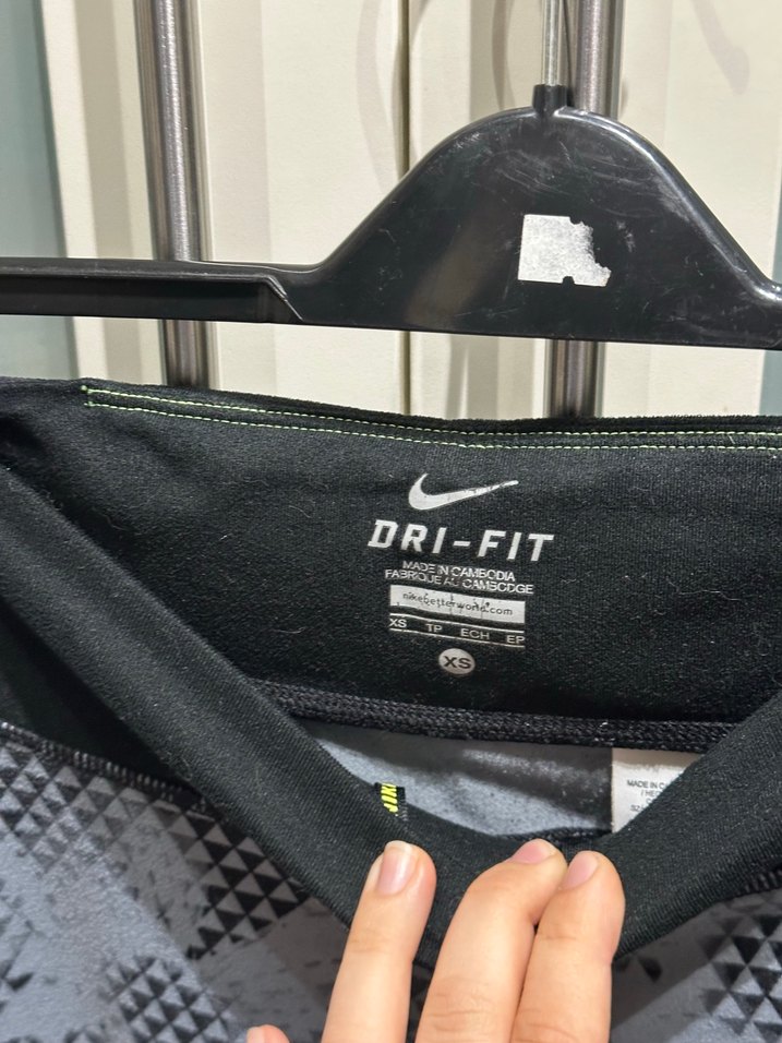 Nike Siyah Gri Geometrik Desenli Spor Tayt — görsel 3/4