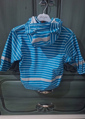 Erkek Çocuk Mavi Kapüşonlu Yağmurluk - Görsel 2