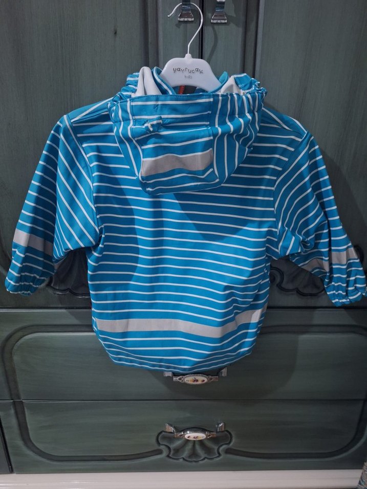 Erkek Çocuk Mavi Kapüşonlu Yağmurluk - Görsel 2