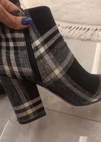 Gri Kareli Tokalı Kadın Topuklu Bot - Görsel 3